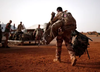 أول دفعة من الجنود الفرنسيين يغادرون النيجر