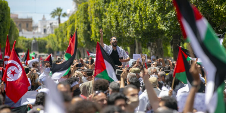 تونس.. إحتجاجات ضد تأجيل البرلمان مناقشة تشريع يجرم التطبيع