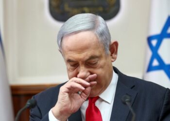 صحيفة هآرتس تدعو نتنياهو للرحيل وتحذر من بقائه بالحكم