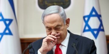 صحيفة هآرتس تدعو نتنياهو للرحيل وتحذر من بقائه بالحكم