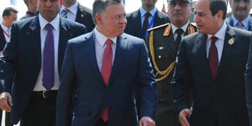 السيسي والملك عبدالله يؤكدان على ضرورة إطلاق عملية سياسية تقود إلى تسوية شاملة للقضية الفلسطينية وتحذير من إستمرار العمليات البرية في غزة