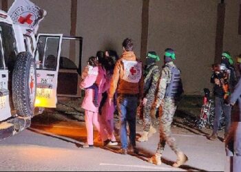الصليب الأحمر: نجحنا في تسهيل إطلاق سراح ونقل 12 رهينة محتجزين في غزة مقابل 30 من المدنيين الفلسطينين في السجون الإسرائيلية