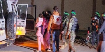الصليب الأحمر: نجحنا في تسهيل إطلاق سراح ونقل 12 رهينة محتجزين في غزة مقابل 30 من المدنيين الفلسطينين في السجون الإسرائيلية