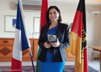 الأردنية هديل عبد العزيز تتخلى عن جائزة “المرأة الشجاعة” تعبيرًا عن تضامنها مع الفلسطينيين