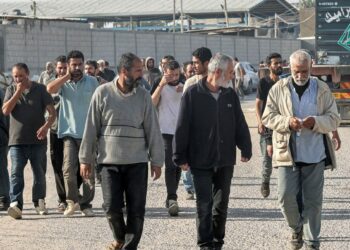 إسرائيل تطرد آلاف العمال الفلسطينيين إلى قطاع غزة المدمر