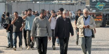 إسرائيل تطرد آلاف العمال الفلسطينيين إلى قطاع غزة المدمر