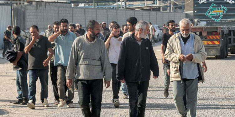 إسرائيل تطرد آلاف العمال الفلسطينيين إلى قطاع غزة المدمر