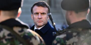 سياسة ماكرون إزاء الحرب في غزة وموقفه المؤيد لإسرائيل تثير إستياء دبلوماسيين فرنسيين.. مذكرة سرية تحذر من فقدان فرنسا لتأثيرها في الشرق الأوسط