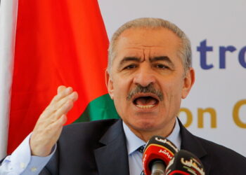 اشتية يدعو الجنائية الدولية لاعتقال المسؤولين عن جرائم بغزة