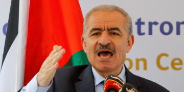 اشتية يدعو الجنائية الدولية لاعتقال المسؤولين عن جرائم بغزة