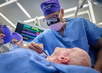 أول زراعة عين كاملة في العالم تُنجز