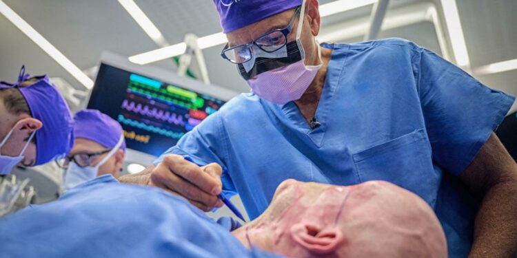 أول زراعة عين كاملة في العالم تُنجز