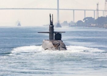 القيادة المركزية الأمريكية تعلن وصول غواصة نووية إلى منطقة الشرق الأوسط لتنضم إلى حاملتي الطائرات “آيزنهاور” و”جيرالد فورد”