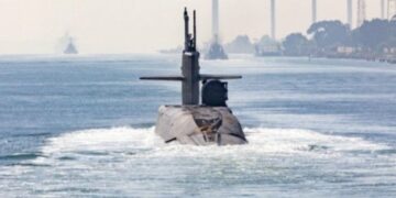 القيادة المركزية الأمريكية تعلن وصول غواصة نووية إلى منطقة الشرق الأوسط لتنضم إلى حاملتي الطائرات “آيزنهاور” و”جيرالد فورد”