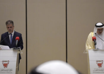 البحرين تعلن وقف العلاقات الإقتصادية مع إسرائيل وعودة سفيرها من تل أبيب… ومغادرة نظيره الإسرائيلي إلى بلاده