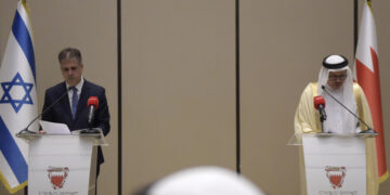 البحرين تعلن وقف العلاقات الإقتصادية مع إسرائيل وعودة سفيرها من تل أبيب… ومغادرة نظيره الإسرائيلي إلى بلاده