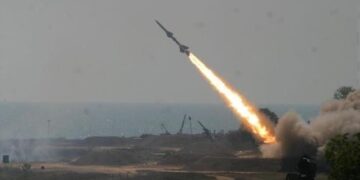 قوات “الحوثي” تنشر مشاهد إطلاق صواريخ ومسيرات على إسرائيل