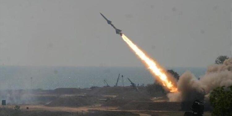 قوات “الحوثي” تنشر مشاهد إطلاق صواريخ ومسيرات على إسرائيل