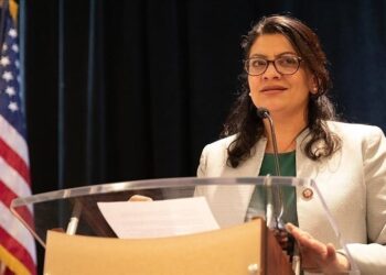 النائبة الأمريكية الفلسطينية رشيدة طليب تتهم بايدن بدعم الإبادة الجماعية للفلسطينيين وتحذر من تداعيات ذلك في إنتخابات العام المقبل وتطالبه بدعم وقف إطلاق النار في غزة