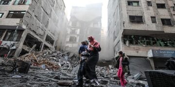 مسؤول الأونروا يدعو إلى وقف المذبحة في غزة .. ويقول : ” فرصتنا الأخيرة لإنقاذ ما تبقى من إنسانيتنا”