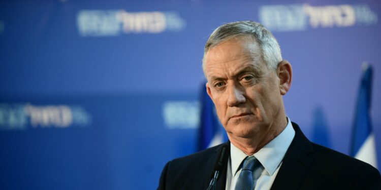 وزير الحرب الإسرائيلي يعلن أن جيشه بات “في قلب مدينة غزة” وجاهزة على جميع الجبهات.. وغانتس يتعهد بإعادة الاسرى لدى “حماس” بالقوة