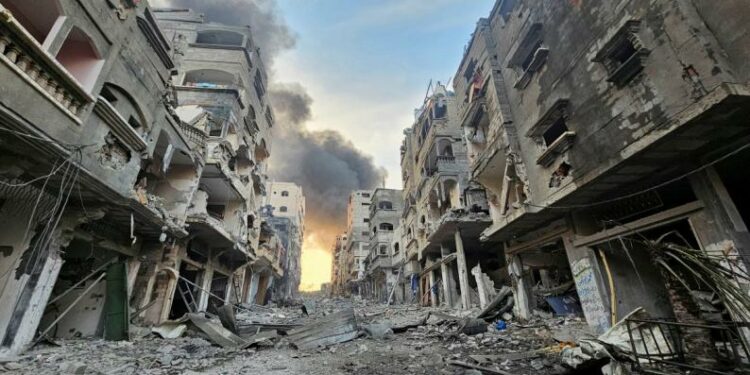 فايننشال تايمز”: الدمار شمال غزة كدمار مدن ألمانيا خلال الحرب العالمية الثانية