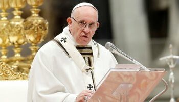 البابا فرنسيس يشجب إنهيار الهدنة بين إسرائيل وحماس ويأمل في وقف إطلاق نار جديد