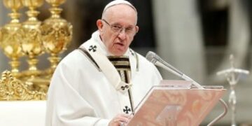 البابا فرنسيس يشجب إنهيار الهدنة بين إسرائيل وحماس ويأمل في وقف إطلاق نار جديد