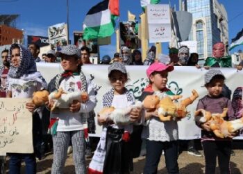 بيروت.. وقفة لأطفال لبنانيين أمام “يونيسف” تضامنا مع أطفال غزة