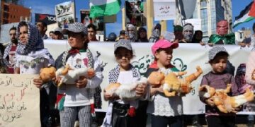 بيروت.. وقفة لأطفال لبنانيين أمام “يونيسف” تضامنا مع أطفال غزة