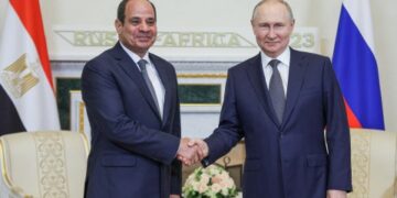 الرئيس الروسي بوتين يشكر الرئيس المصري عبد الفتاح السيسي على المساعدة بشأن الحرب بقطاع غزة في مكالمة عشية الإنتخابات