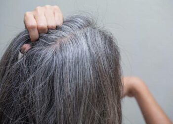 الشيب المبكر: الأسباب والعوامل المؤثرة