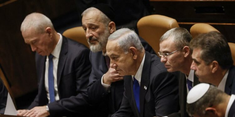 الضغوط تشتد على نتنياهو.. بن غفير يدعو لحل “مجلس الحرب” ورئيس الكنيست السابق يؤكد أن رئيس الحكومة خطر على إسرائيل ويجب أن يرحل بدون إنتخابات.. ومكتب حقوق الإنسان للأمم المتحدة يتهم الإحتلال بإغتيال فلسطينيين تعسفا