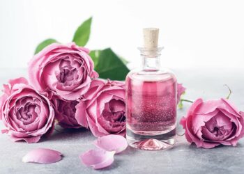 ماء الورد وفوائده الرائعة للبشرة الجافة