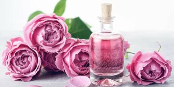 ماء الورد وفوائده الرائعة للبشرة الجافة