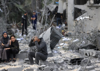 أكثر من مئة شهيد ومئات الإصابات بقصف إسرائيلي مُكثّف بعد إنتهاء الهدنة.. “القسام” تستهدف تل أبيب بوابل من الصواريخ.. والجيش الإسرائيلي يُصدر خريطة لمناطق يطلب إخلاءها في القطاع