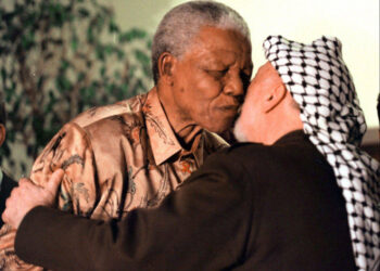 عشرة أعوام على وفاة مانديلا وإرثه الداعم للفلسطينيين ما زال حيا