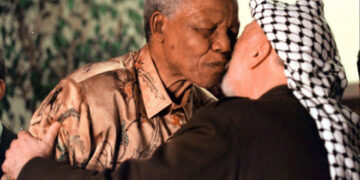 عشرة أعوام على وفاة مانديلا وإرثه الداعم للفلسطينيين ما زال حيا