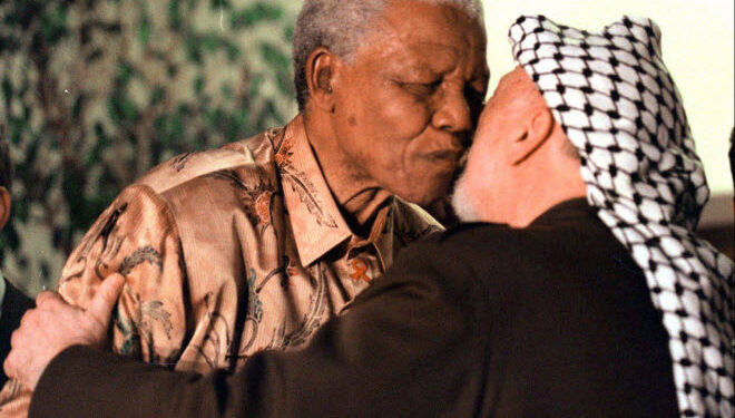 عشرة أعوام على وفاة مانديلا وإرثه الداعم للفلسطينيين ما زال حيا