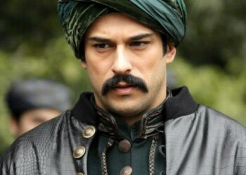 بوراك أوزجفيت يرفع راية الدعم لغزة أثناء تتويجه بلقب “رجل العام ” ويندد بجرائم إسرائيل