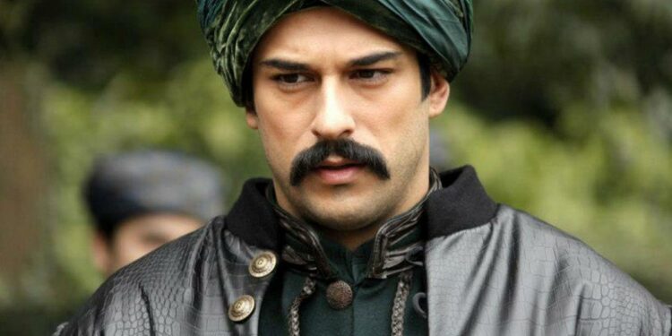 بوراك أوزجفيت يرفع راية الدعم لغزة أثناء تتويجه بلقب “رجل العام ” ويندد بجرائم إسرائيل