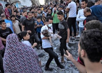 قصف إسرائيلي عنيف لا يتوقف برًا وبحرًا وجوًا وعشرات المجازر في الشمال والجنوب ومئات الشهداء والآلاف لا يزالون تحت الأنقاض .. الإحتلال يطلق 100 ألف قذيفة مدفعية على القطاع