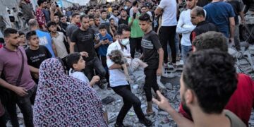 قصف إسرائيلي عنيف لا يتوقف برًا وبحرًا وجوًا وعشرات المجازر في الشمال والجنوب ومئات الشهداء والآلاف لا يزالون تحت الأنقاض .. الإحتلال يطلق 100 ألف قذيفة مدفعية على القطاع