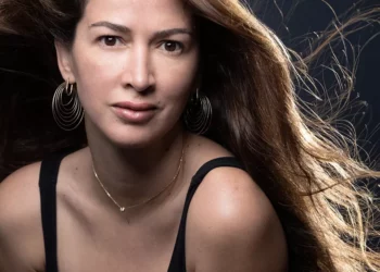 تجريد صحافية مغربية – فرنسية من جائزة بسبب منشور يشبّه قصف إسرائيل لغزة بالهولوكوست