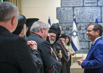 “حماس” تستنكر إجتماع أساقفة وزعماء كنائس مع الرئيس الإسرائيلي وتعتبر تلك القيادة المسيحية لا تمثل الشعب الفلسطيني.. وتدعو مؤسسات دولية “للضغط” على إسرائيل لكشف مصير معتقلي غزة