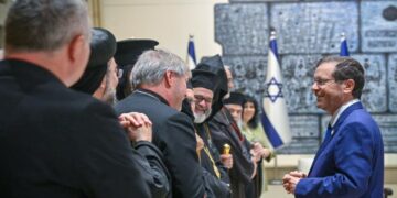 “حماس” تستنكر إجتماع أساقفة وزعماء كنائس مع الرئيس الإسرائيلي وتعتبر تلك القيادة المسيحية لا تمثل الشعب الفلسطيني.. وتدعو مؤسسات دولية “للضغط” على إسرائيل لكشف مصير معتقلي غزة