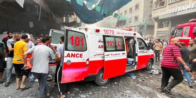 الهلال الأحمر الفلسطيني يعلن إنقطاع الإتصال مع طواقمه بغزة