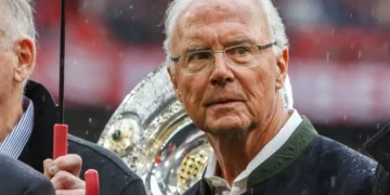 وفاة أسطورة الكرة الألمانية فرانز بيكنباور عن 78 عاما