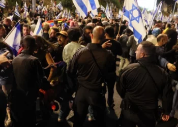 بعد بلوغ التوتر ذروته بمجلس الحرب.. غانتس وآيزنكوت ينقلبان على نتنياهو ويشاركان بتظاهرة أهالي أسرى غزة