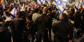 بعد بلوغ التوتر ذروته بمجلس الحرب.. غانتس وآيزنكوت ينقلبان على نتنياهو ويشاركان بتظاهرة أهالي أسرى غزة